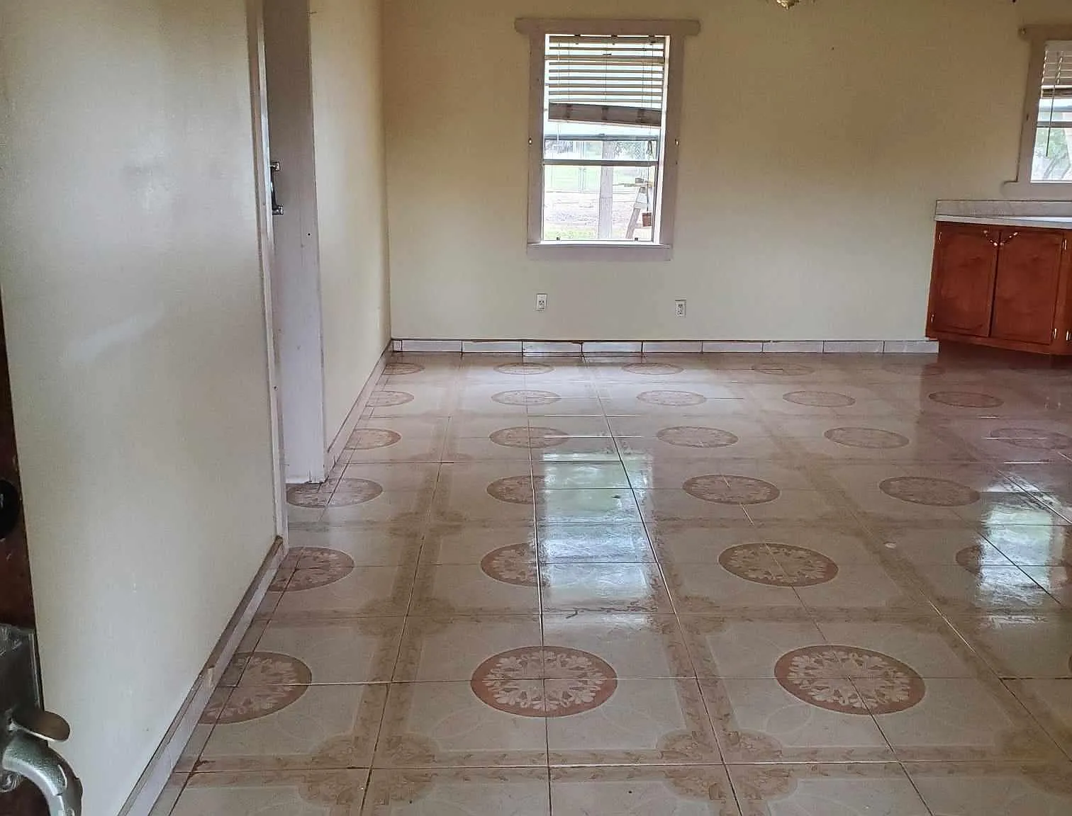 2 bed, 1150 sqft, $900 — Photo 2