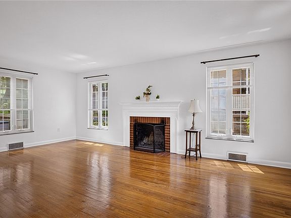 5th image of 815 Country Club Dr