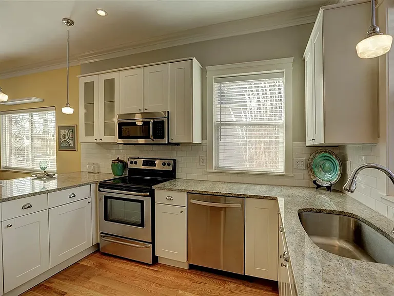 2235 Irving St — Photo 6