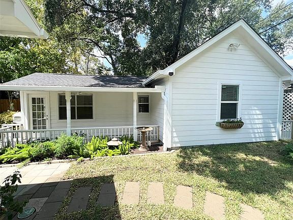 2nd image of 1914 Woodcrest Dr