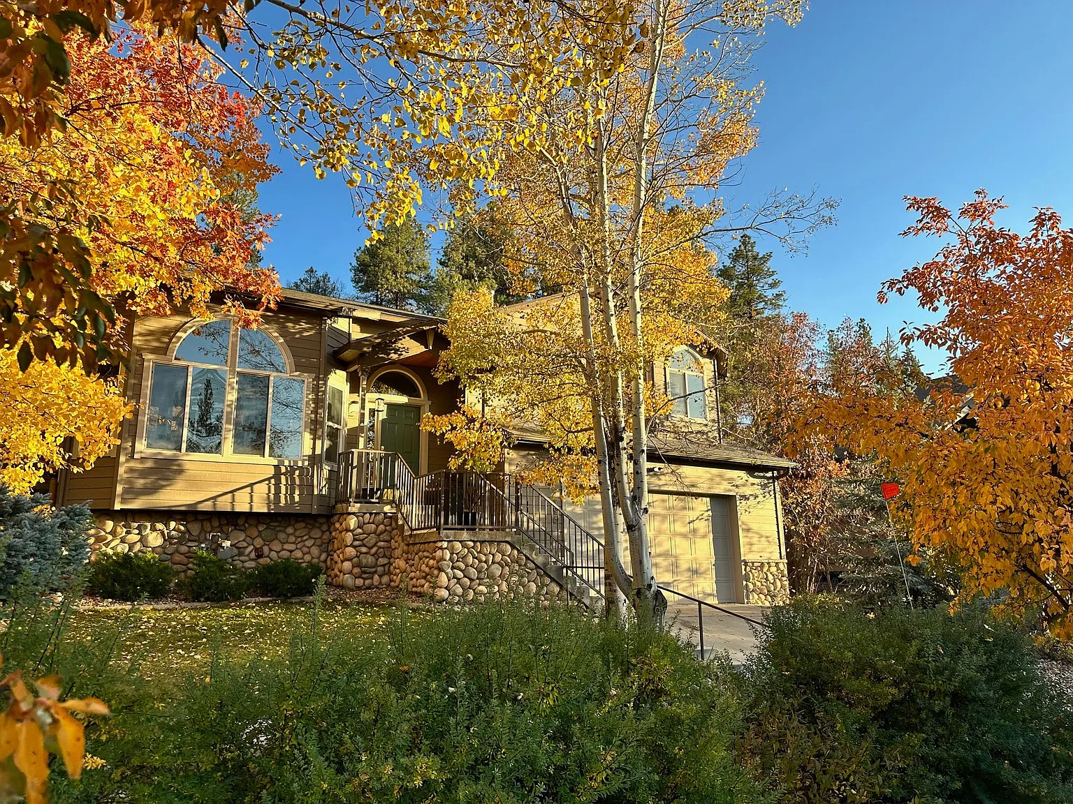 4 bed, 2324 sqft, $3,995 — Photo 3