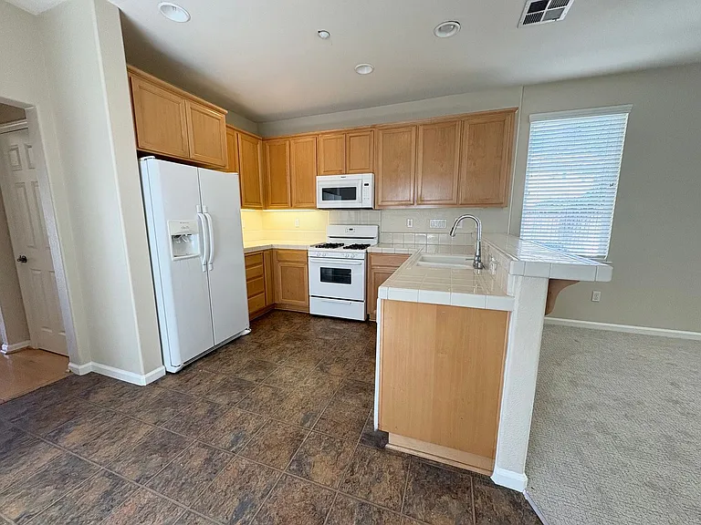 546 Almanor St — Photo 6