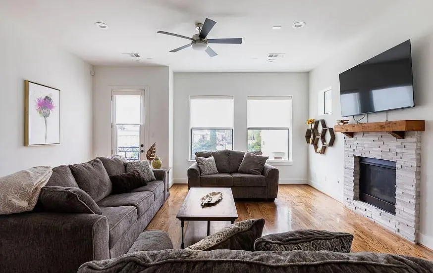 3 bed, 3.5 bath, 2135 sqft, $3,000 — Photo 4
