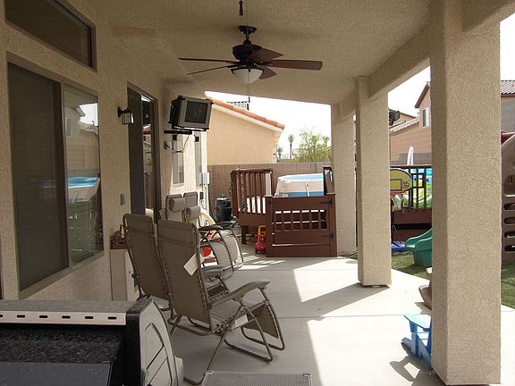 Covered patio, 2 ceiling farn cable tv stand and hook up