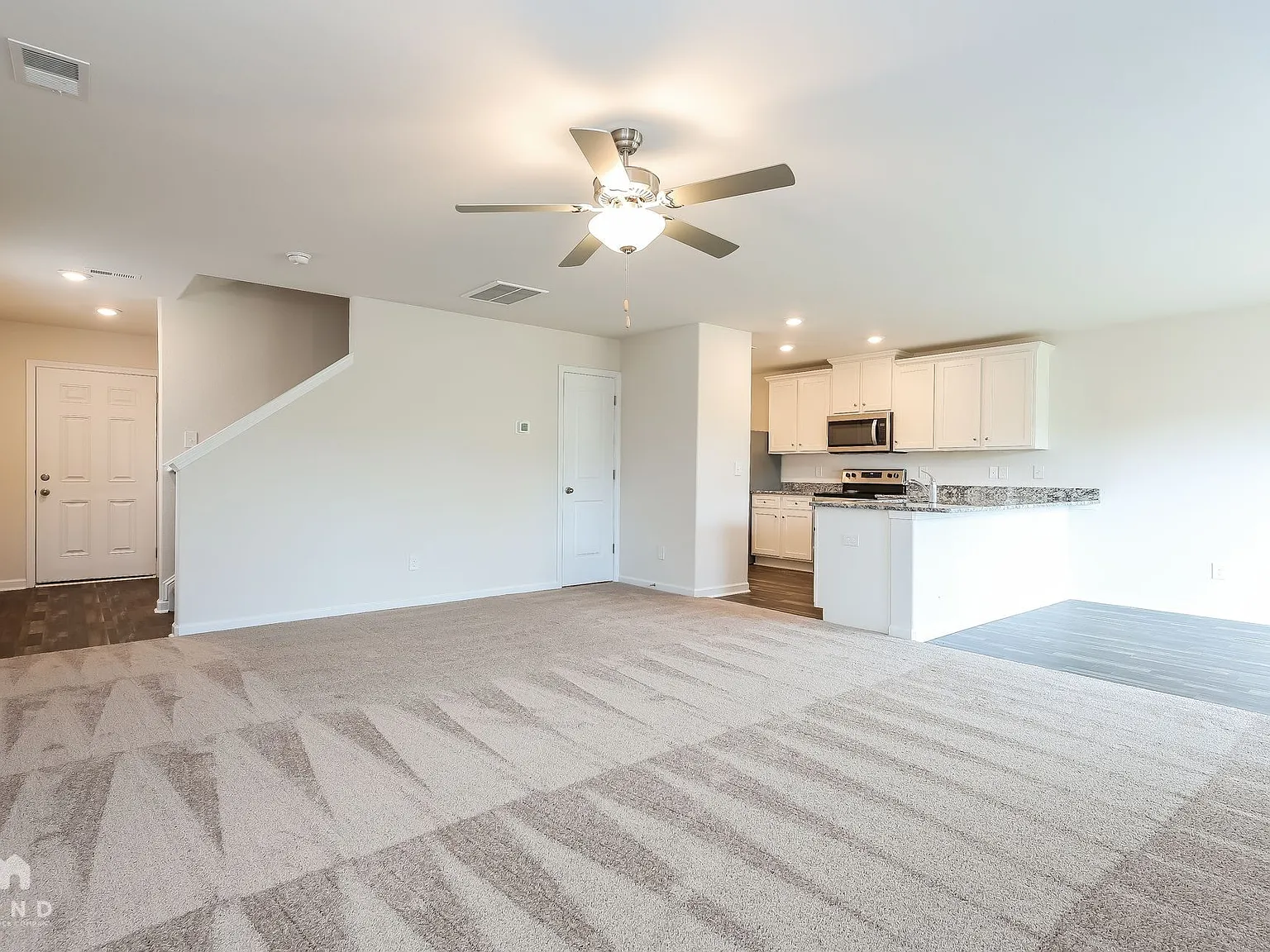 3 bed, 2.5 bath, 1679 sqft, $1,604 — Photo 4