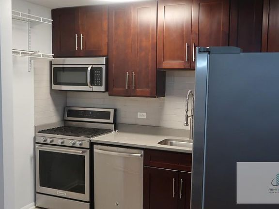 3rd image of 535 W Cornelia Ave APT 105