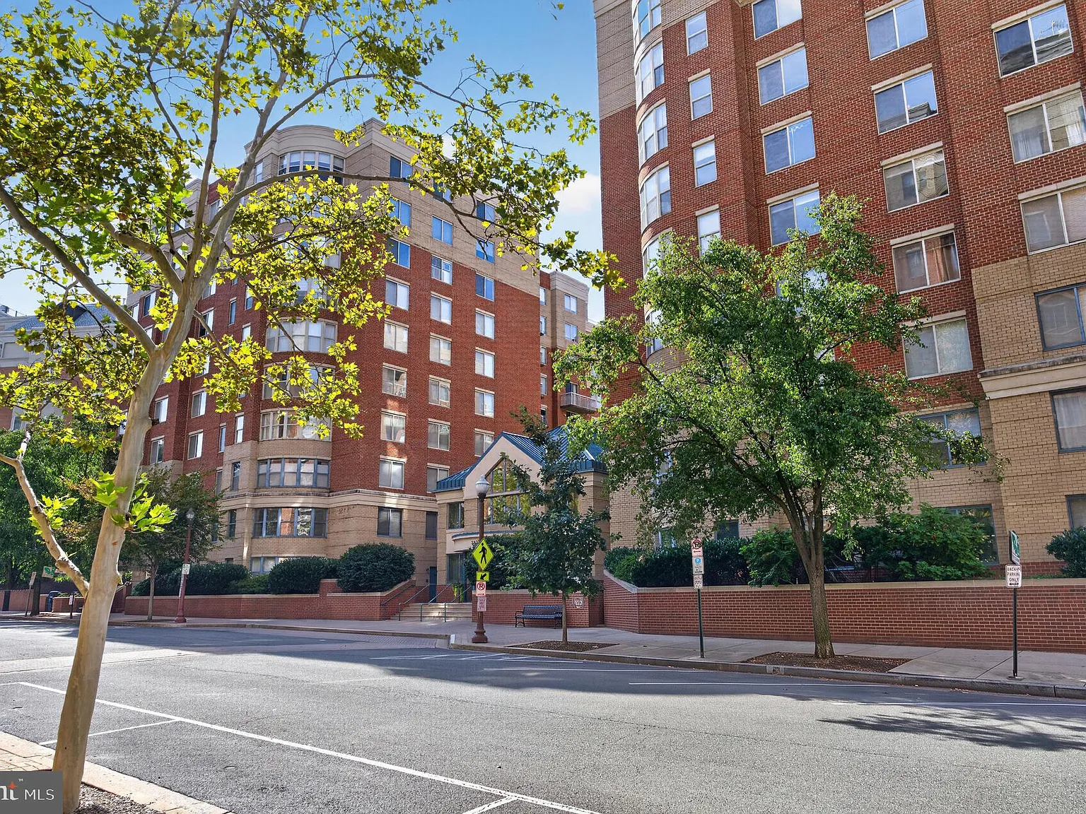Lexington Square Condo — Photo 3