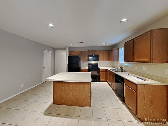4th image of 1063 Daffodil Way
