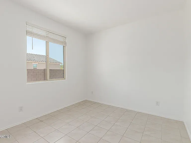 5 bed, 2049 sqft, $2,300 — Photo 2