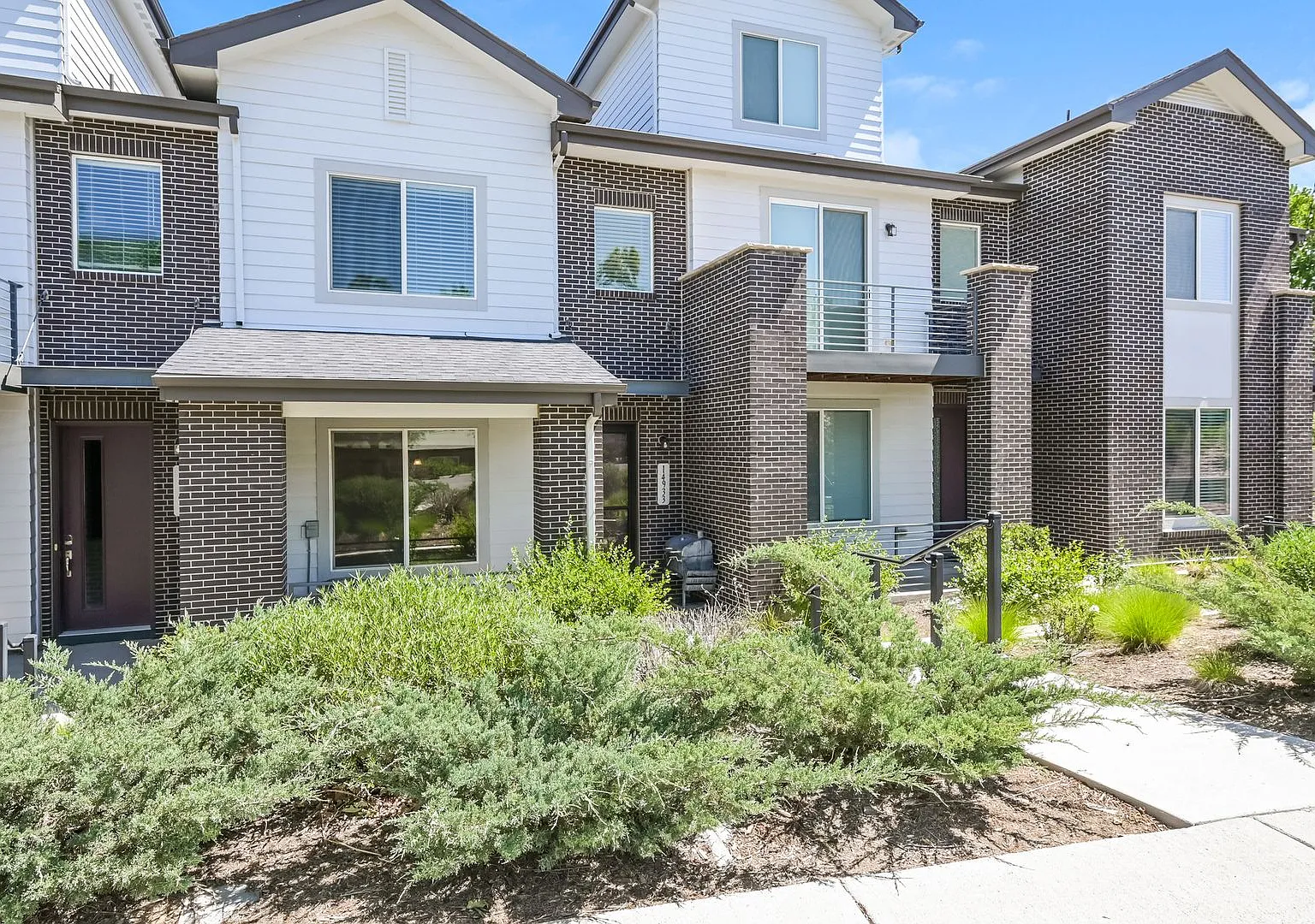 Beautiful 3 Bed, 2.5 Bath Townhome — Photo 1