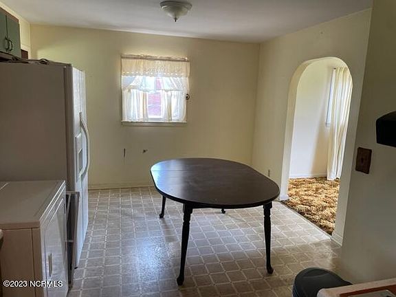 5th image of 811 S Yaupon Terrace