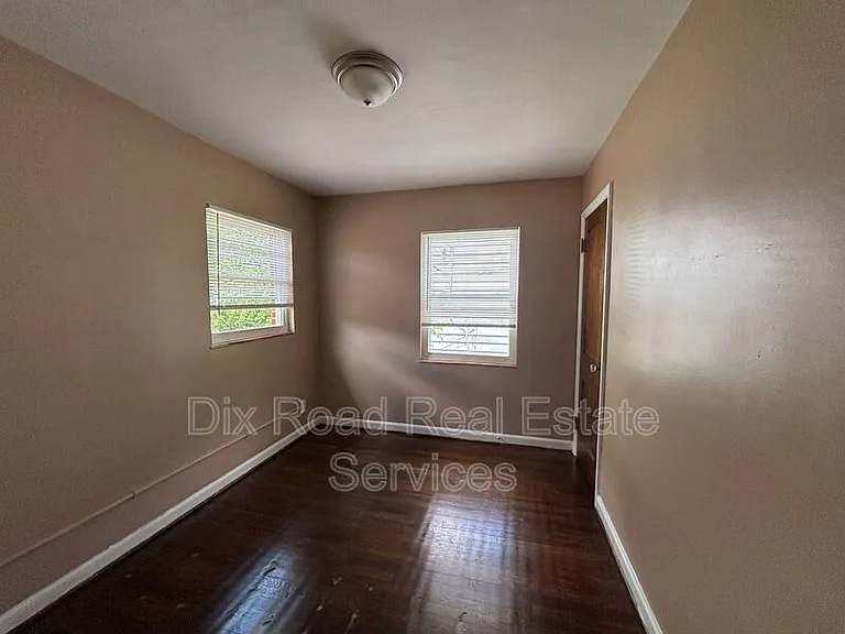 1927 Burroughs Dr — Photo 32