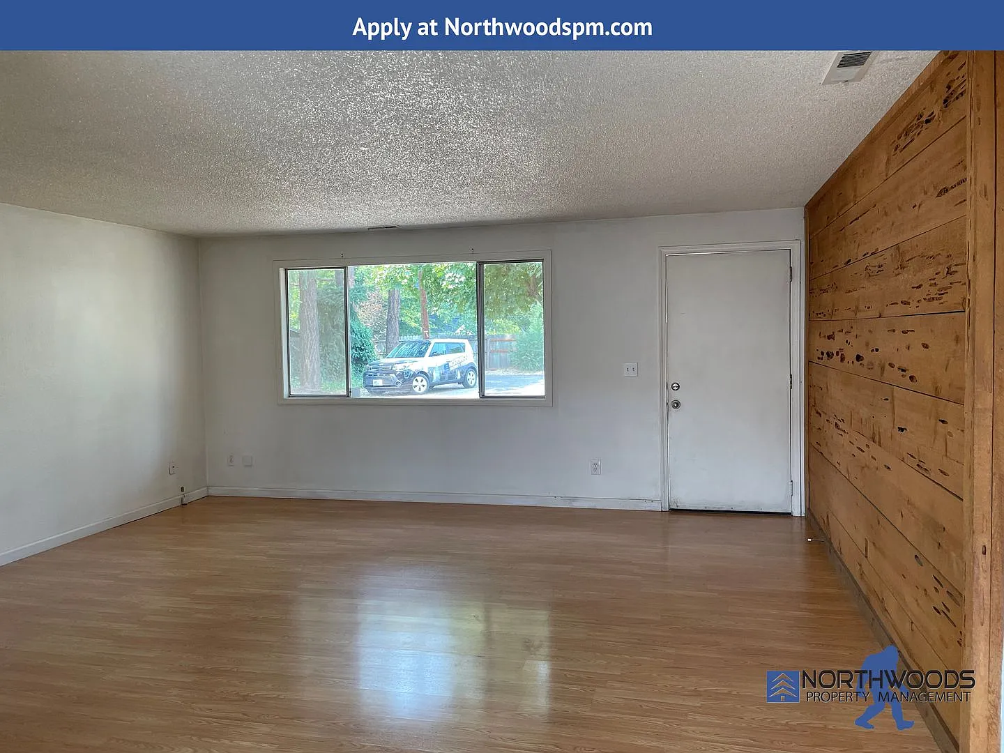Charming 3 Bedroom 2 bath Home with a Private Back Yard — Photo 4