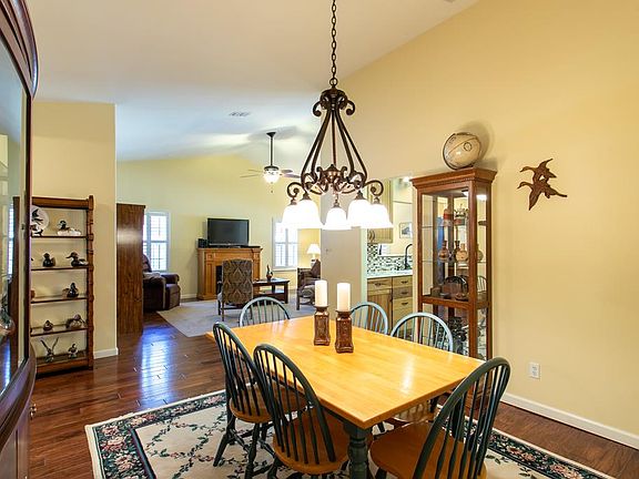 4th image of 718 Oak Valley Dr