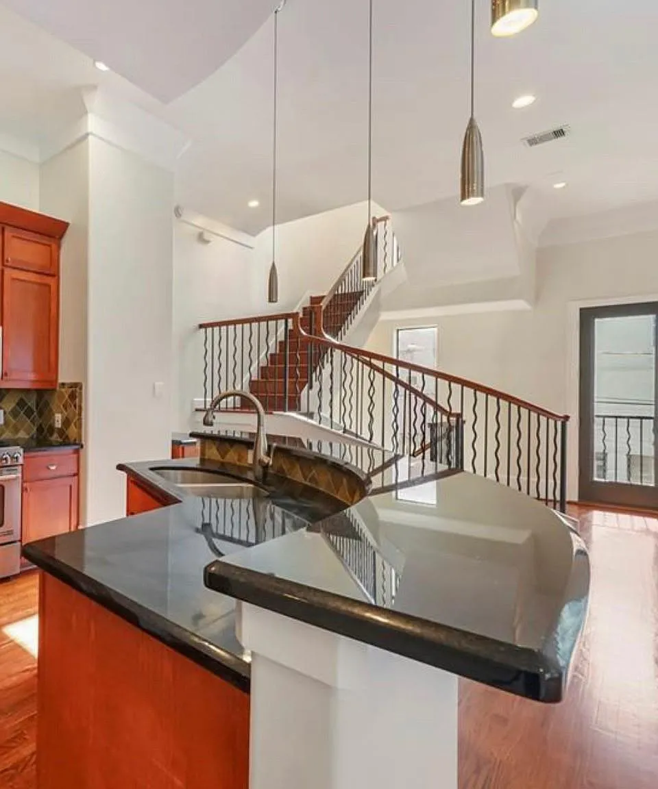 3 bed, 3.5 bath, 2316 sqft, $3,400 — Photo 4