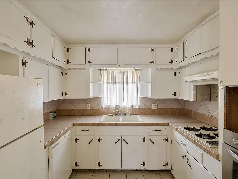 203 Paul Knox St — Photo 16