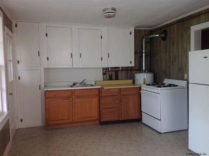 3rd image of 62-64 BURTON Avenue
