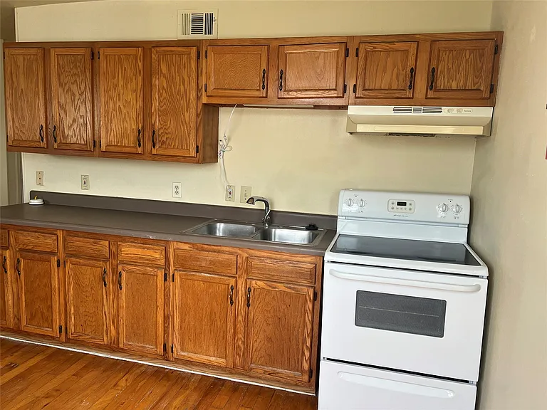 1201 Gillette St #4 — Photo 4