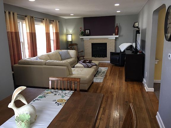 Living room w/fireplace