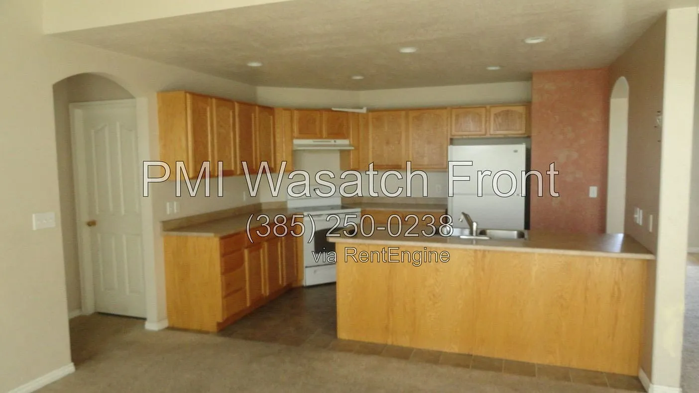 3 bed, 2.5 bath, 1748 sqft, $1,950 — Photo 4