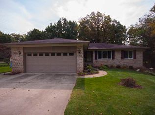 9215 Peer Rd, South Lyon, MI 48178