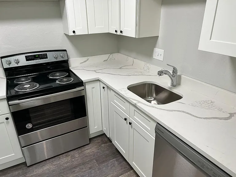 228 Parkwood Cir #4 — Photo 2