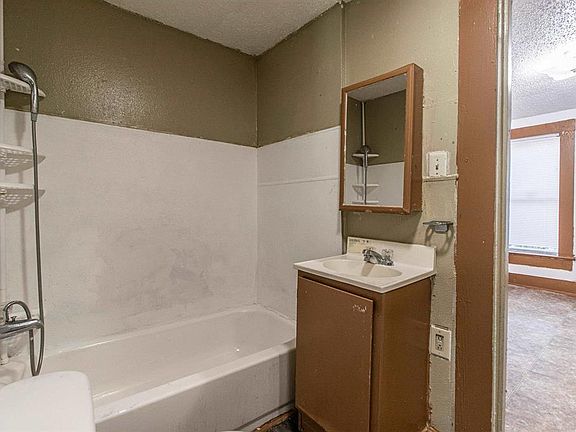 4th image of 4305 Petain St