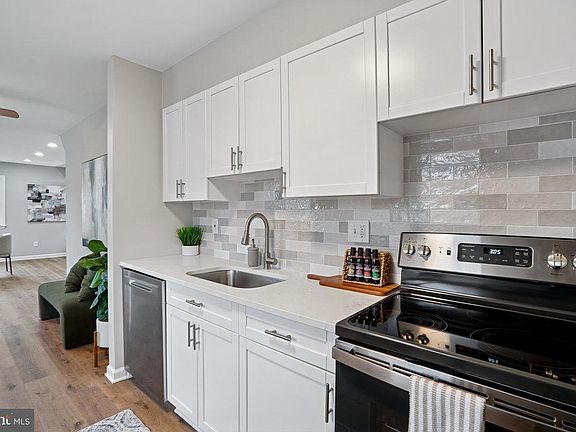 5th image of 3921 Lantern Dr