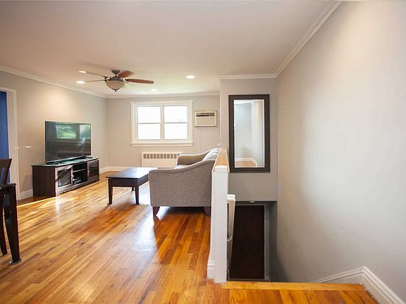 4th image of 229-34 Kingsbury Ave #B