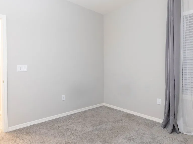 1069 Montgomery Ln — Photo 34