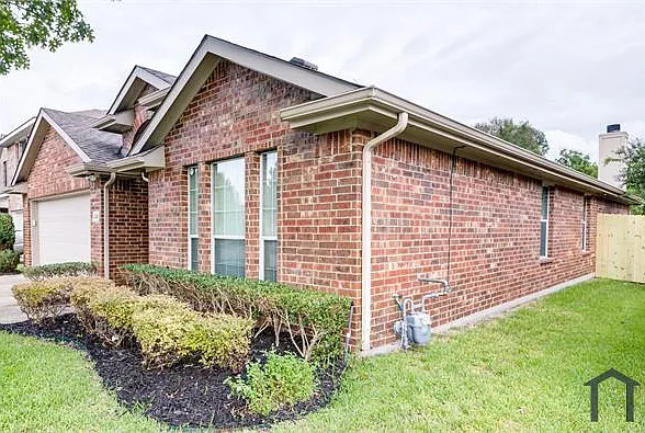 4 bed, 1858 sqft, $2,860 — Photo 2