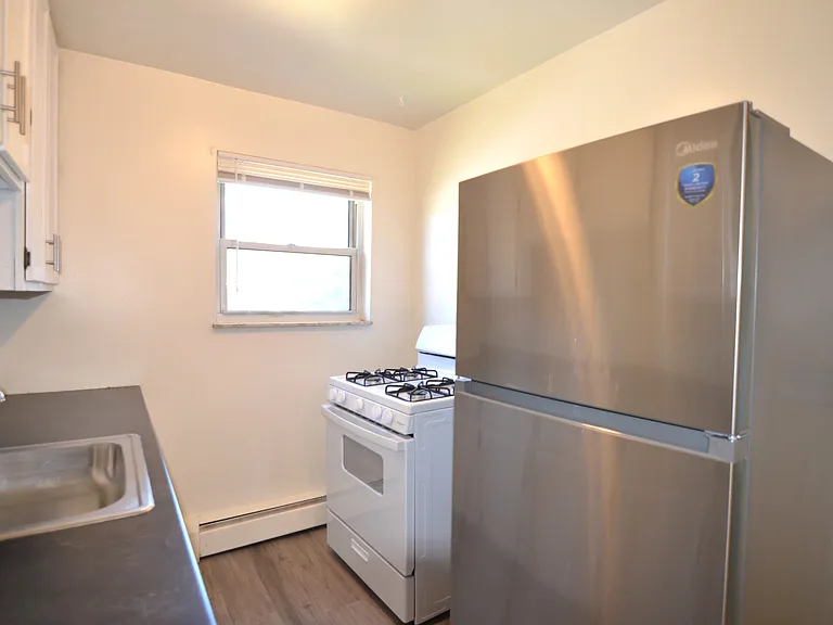 252 Hartwell Ave — Photo 5