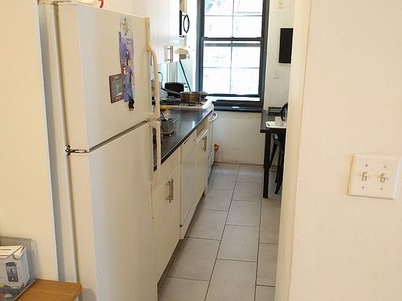 3rd image of 205 W 15th St APT 2R
