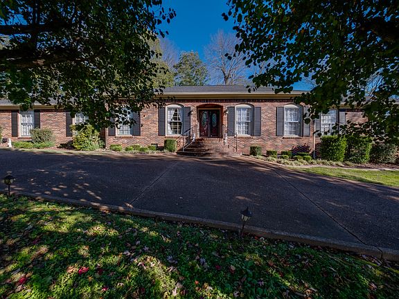 2nd image of 804 N Summerfield Dr