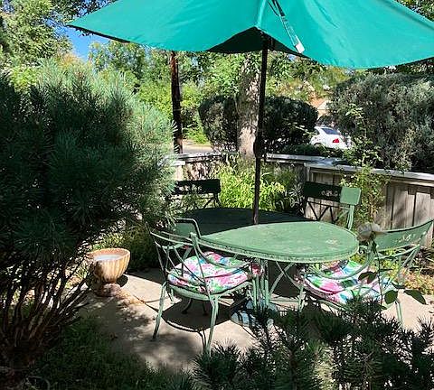 Patio garden-Umbrella table & chairs stay