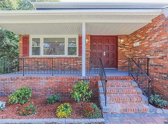 2nd image of 8-28 Susan Pl