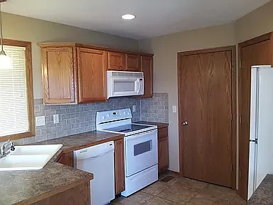4 bed, 2328 sqft, $2,000 — Photo 3