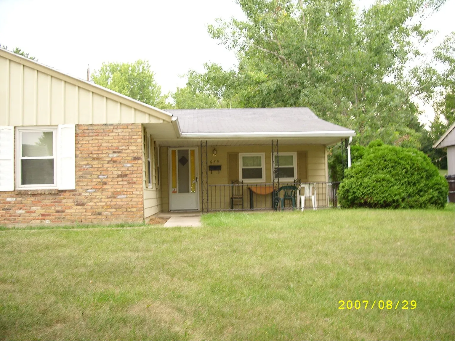 675 Foster St photo 1