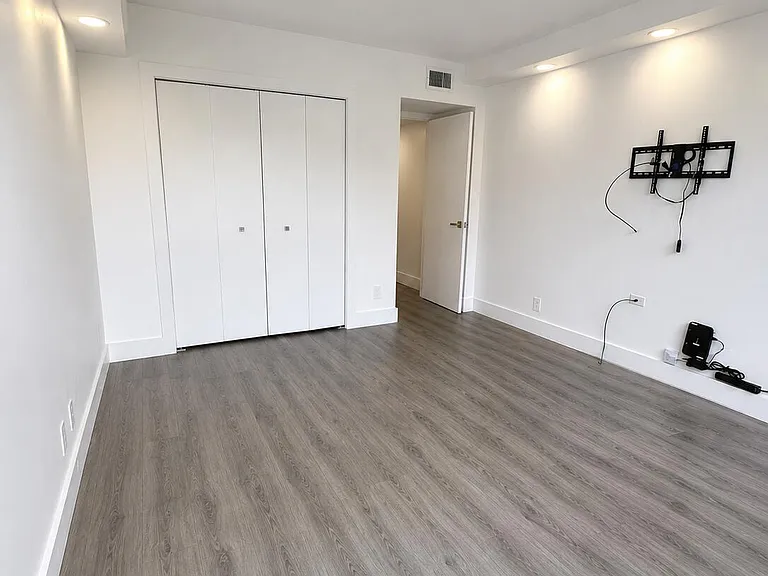 3930 Oaks Clubhouse Dr #303 — Photo 14