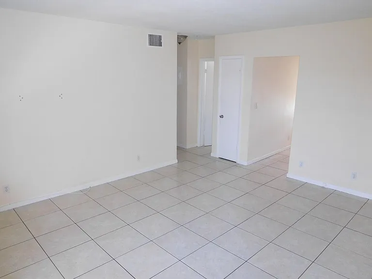 2448 NW 9th Ter — Photo 5