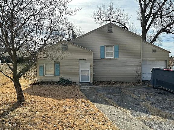5th image of 715 NE 44th St