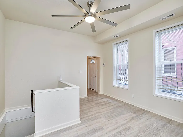 1421 N Park Pl — Photo 13