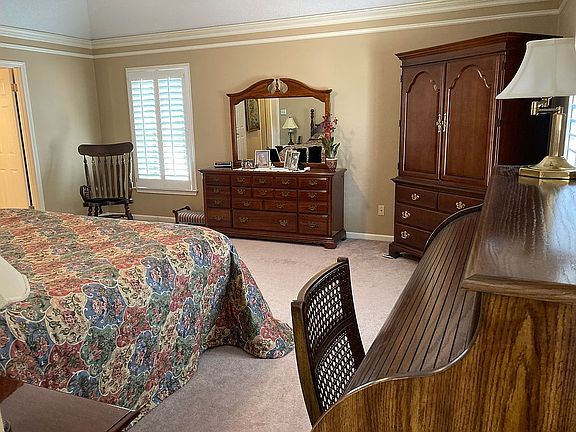 2nd image of 2200 Knoll Ln