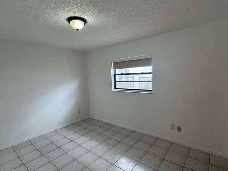 1130 W 37th St #7 — Photo 7