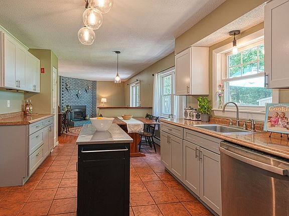 5th image of 55 Westfield Dr
