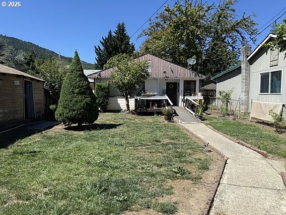 2nd image of 813 NE Broadway St