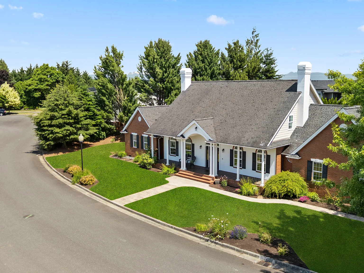 5 bed, 3380 sqft, $6,100 — Photo 1