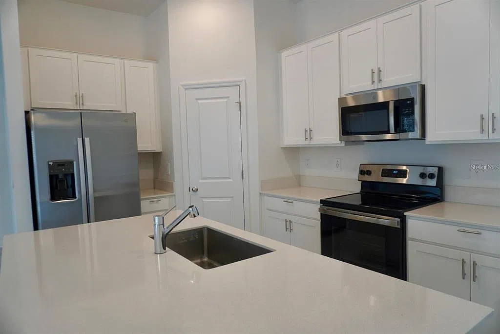 3 bed, 2.0 bath, 1560 sqft, $2,100 — Photo 3