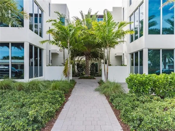 240 Shore Ct, Fort Lauderdale, FL 33308