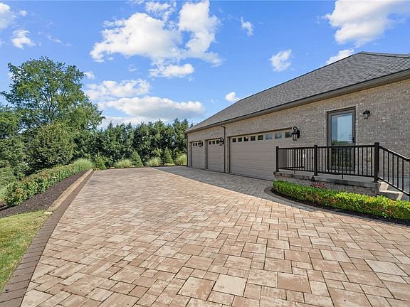 2nd image of 4002 Grandevue Ct